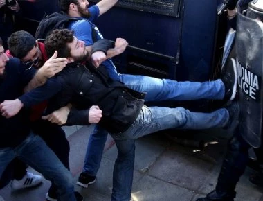 Θεσσαλονίκη: Επίθεση πολιτών στις δυνάμεις ασφαλείας - Μπλόκαραν προσωρινά την άφιξη Α.Τσίπρα στην ΔΕΘ (upd)